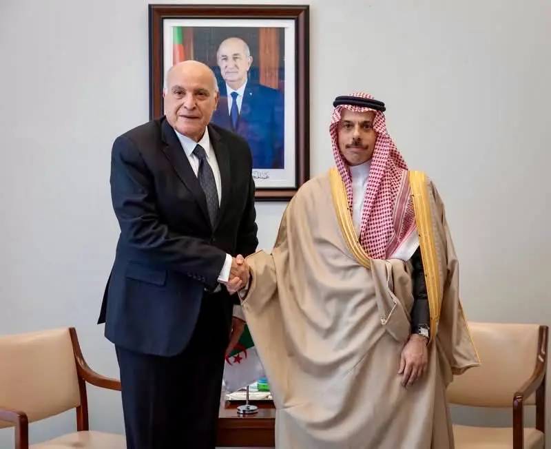 السيد عطاف يجري مباحثات مع نظيره السعودي